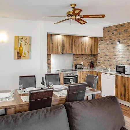 Spacious T3, Pool View Balcony, Oura شقة البوفيرا